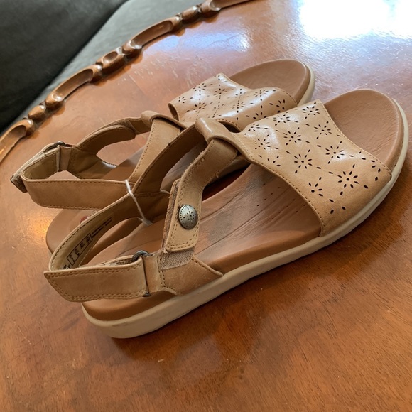 Sandal - 5.5M has a mark on strap, 9.5M, 9M, 7W - Picture 2 of 12